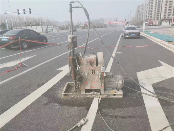 新晃公路路面下沉沉降开裂注浆加固施工